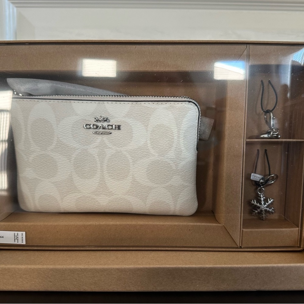 Coach Boxed Zip Wristlet in Sig Canvas, CN044, Chalk/Glacier White Multi. NEW - Picture 2 of 7